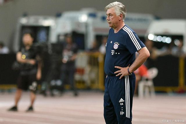 本坦库尔女友社媒晒图：祝大家圣诞快乐